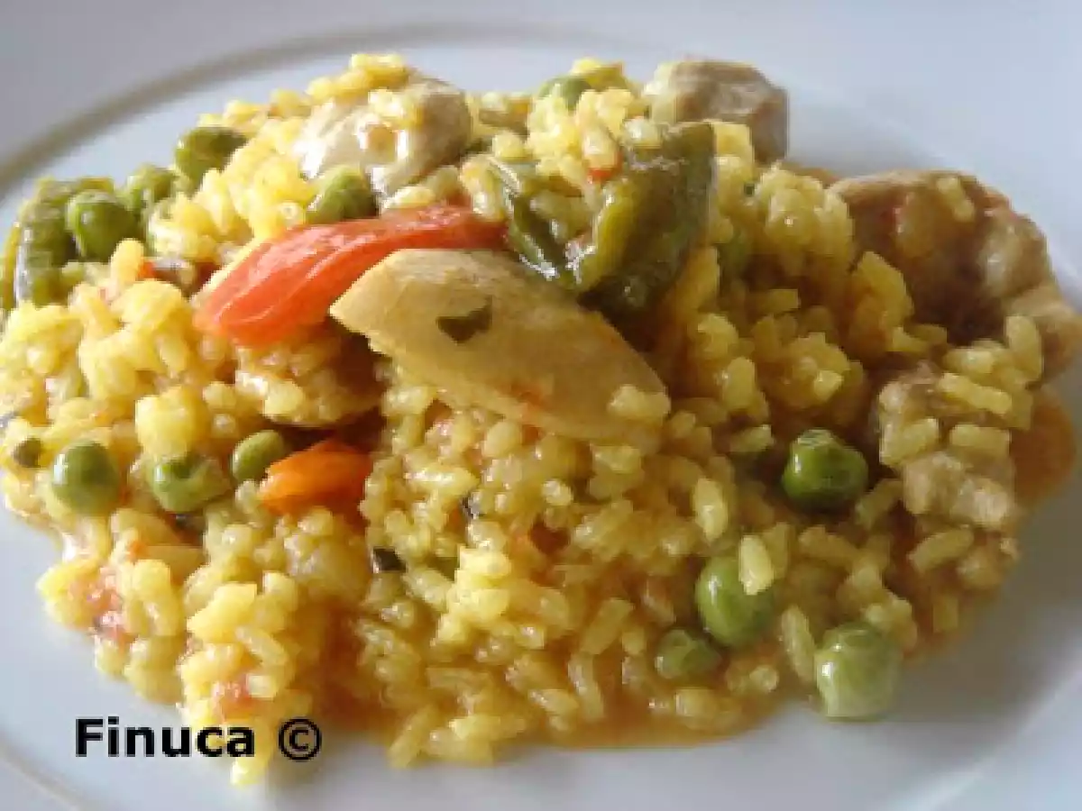Arroz con pollo y guisantes frescos en Wok