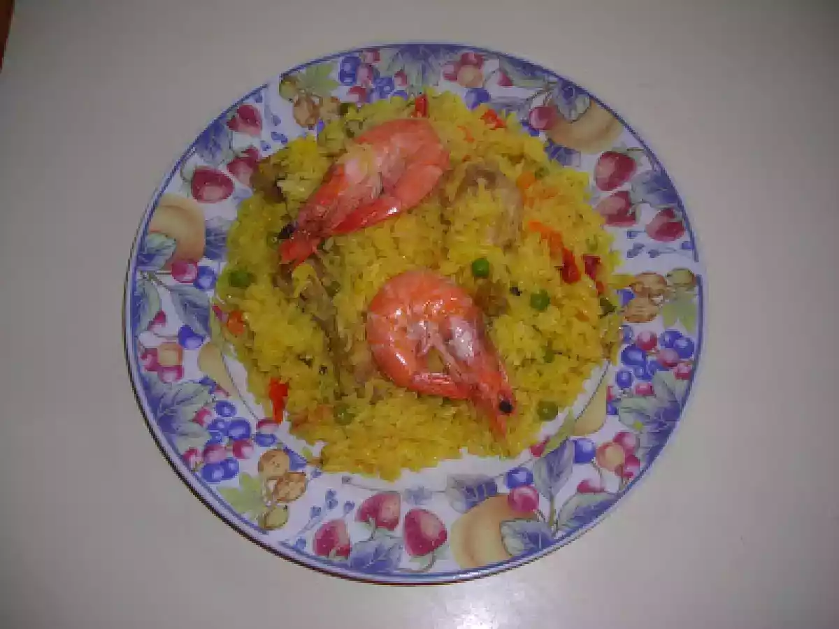 Arroz con pollo y langostinos.