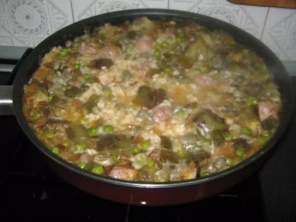 Arroz con salchichas y alcachofas