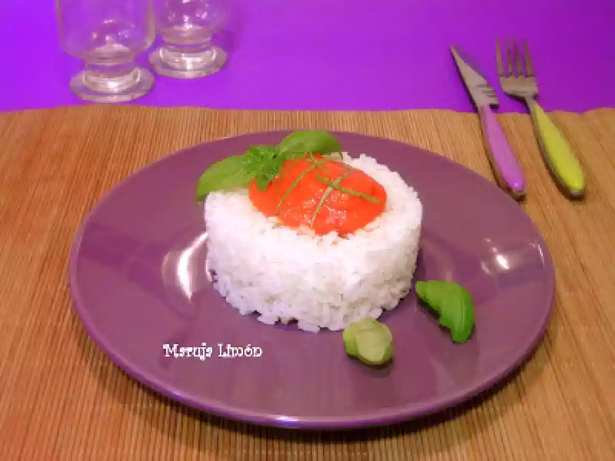 Arroz con salsa de tomate a la albahaca