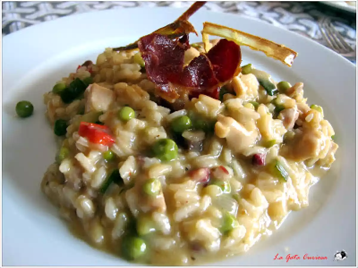 Arroz cremoso de pollo y verduras con jamón ibérico