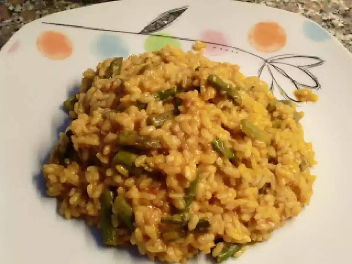 Arroz en colorao con espárragos