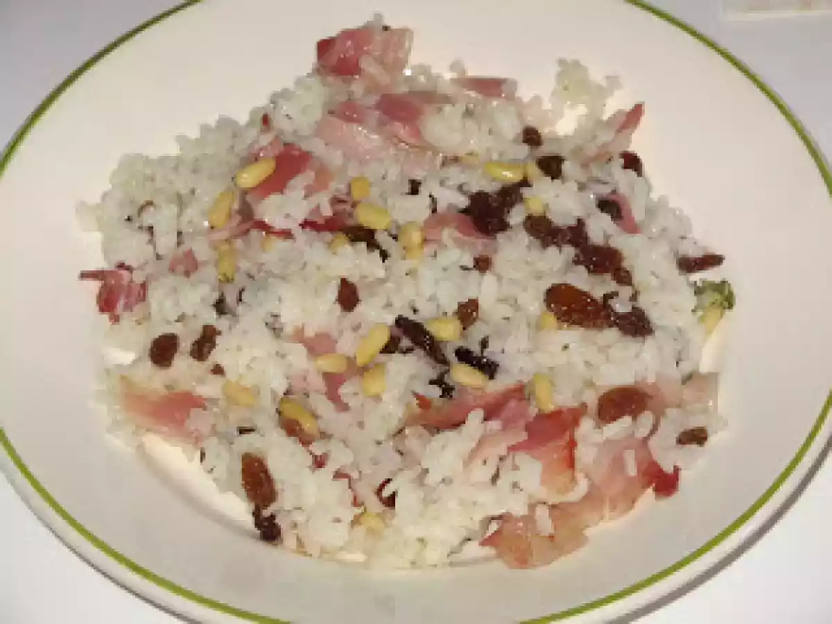 ARROZ FRITO CON PASAS Y PIÑONES