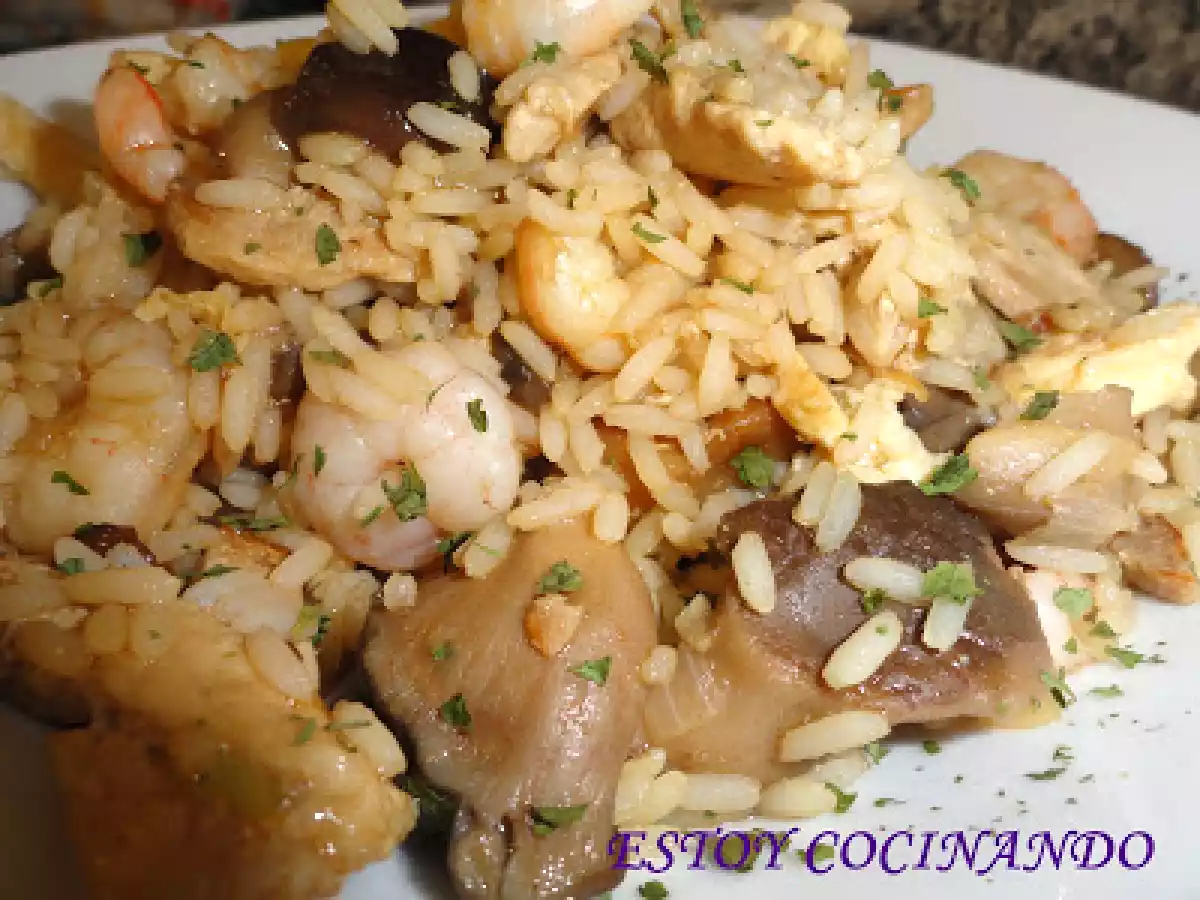 Arroz frito con setas y gambas