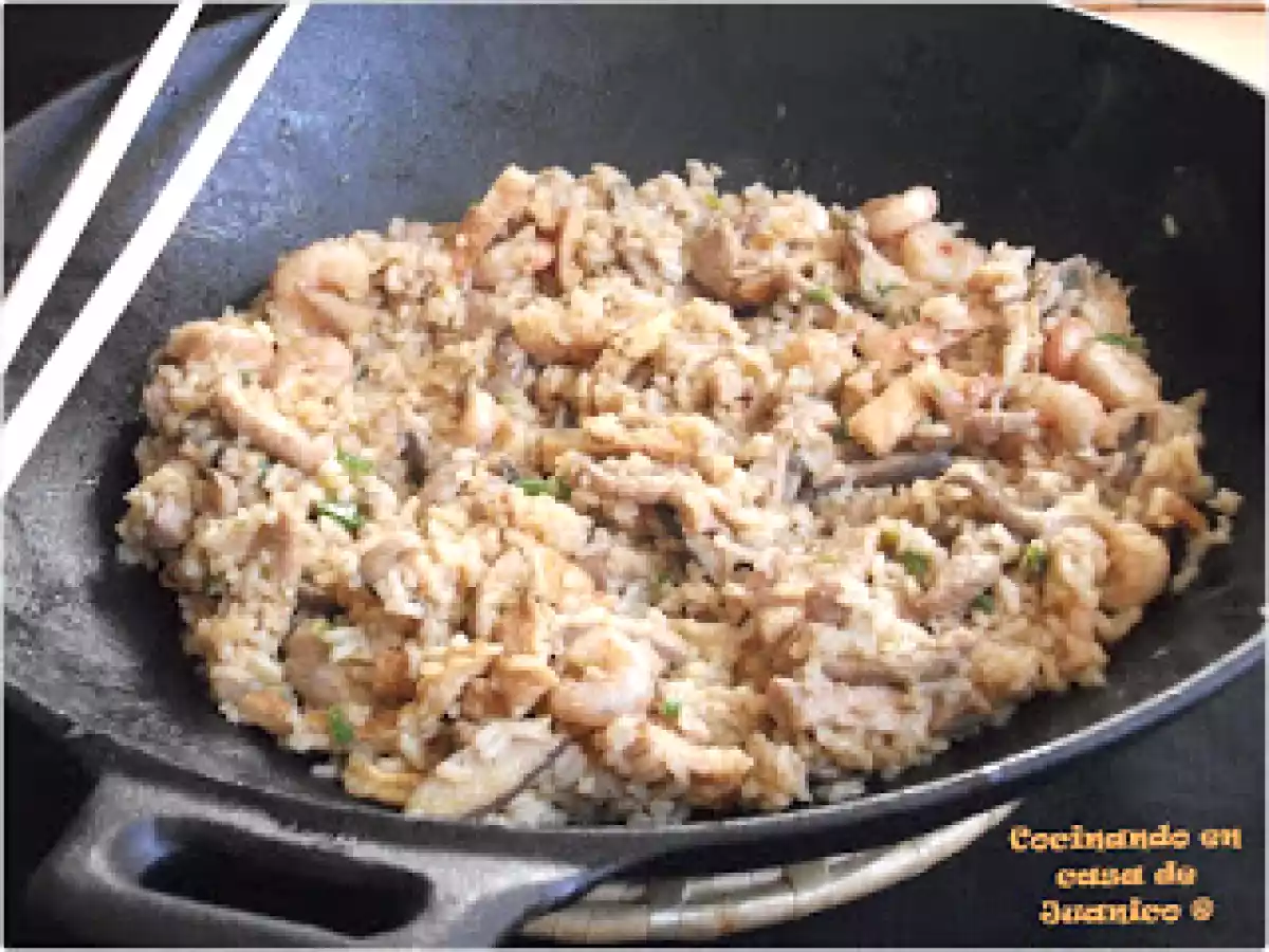 Arroz frito con setas y gambas