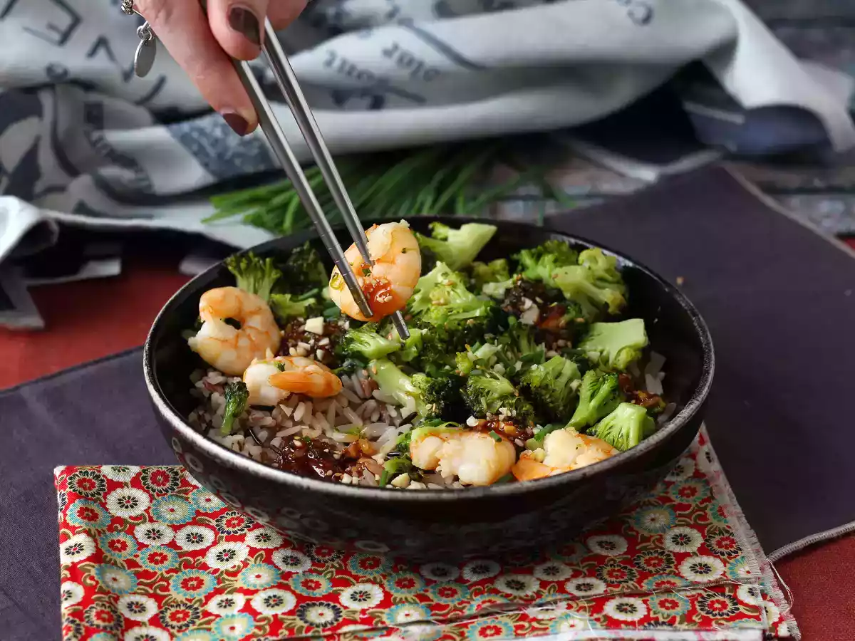 Arroz integral con brócoli, gambas y salsa picante coreana