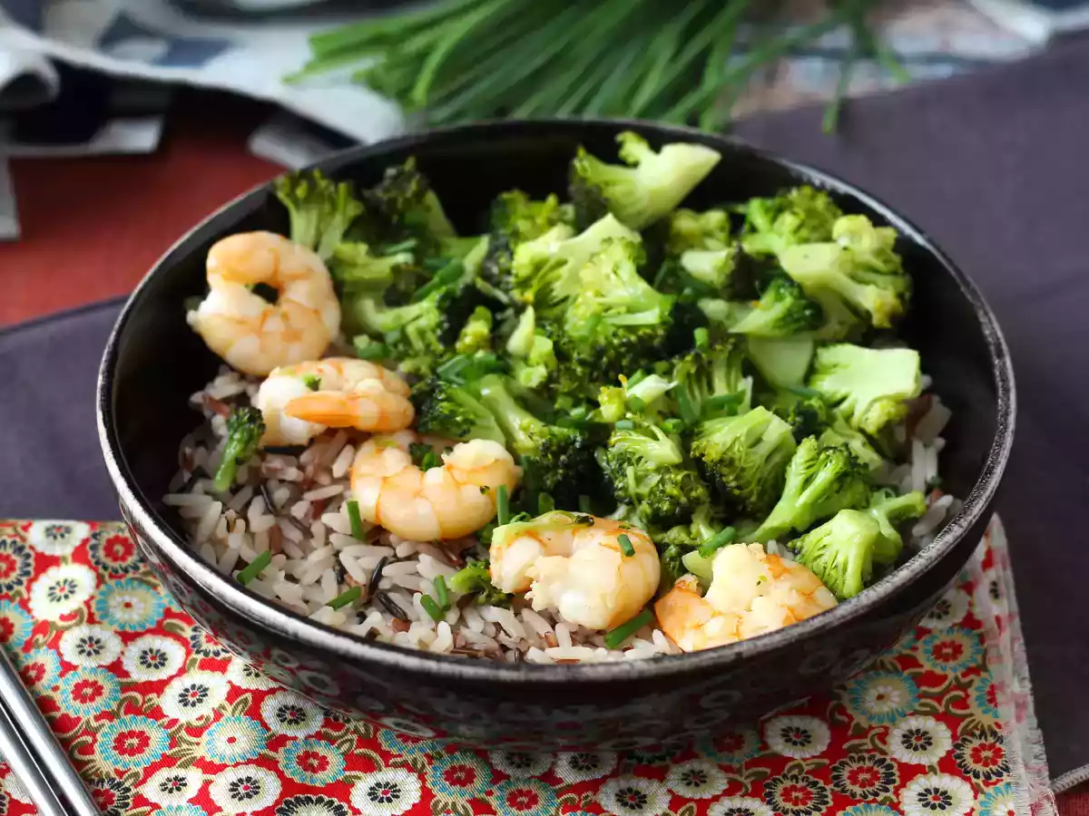 Arroz integral con brócoli y gambas, para un almuerzo fácil y equilibrado