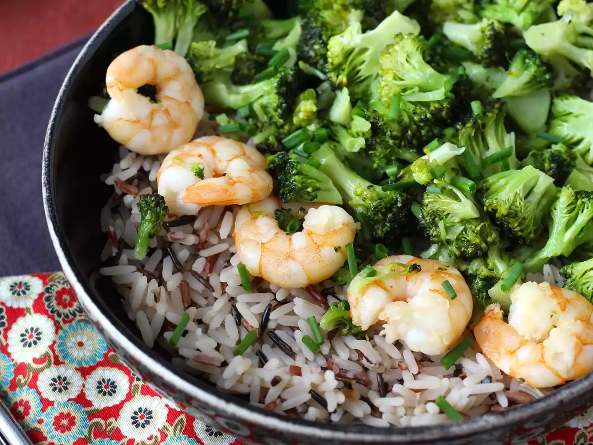 Arroz integral con brócoli y gambas, para un almuerzo fácil y equilibrado - foto 4