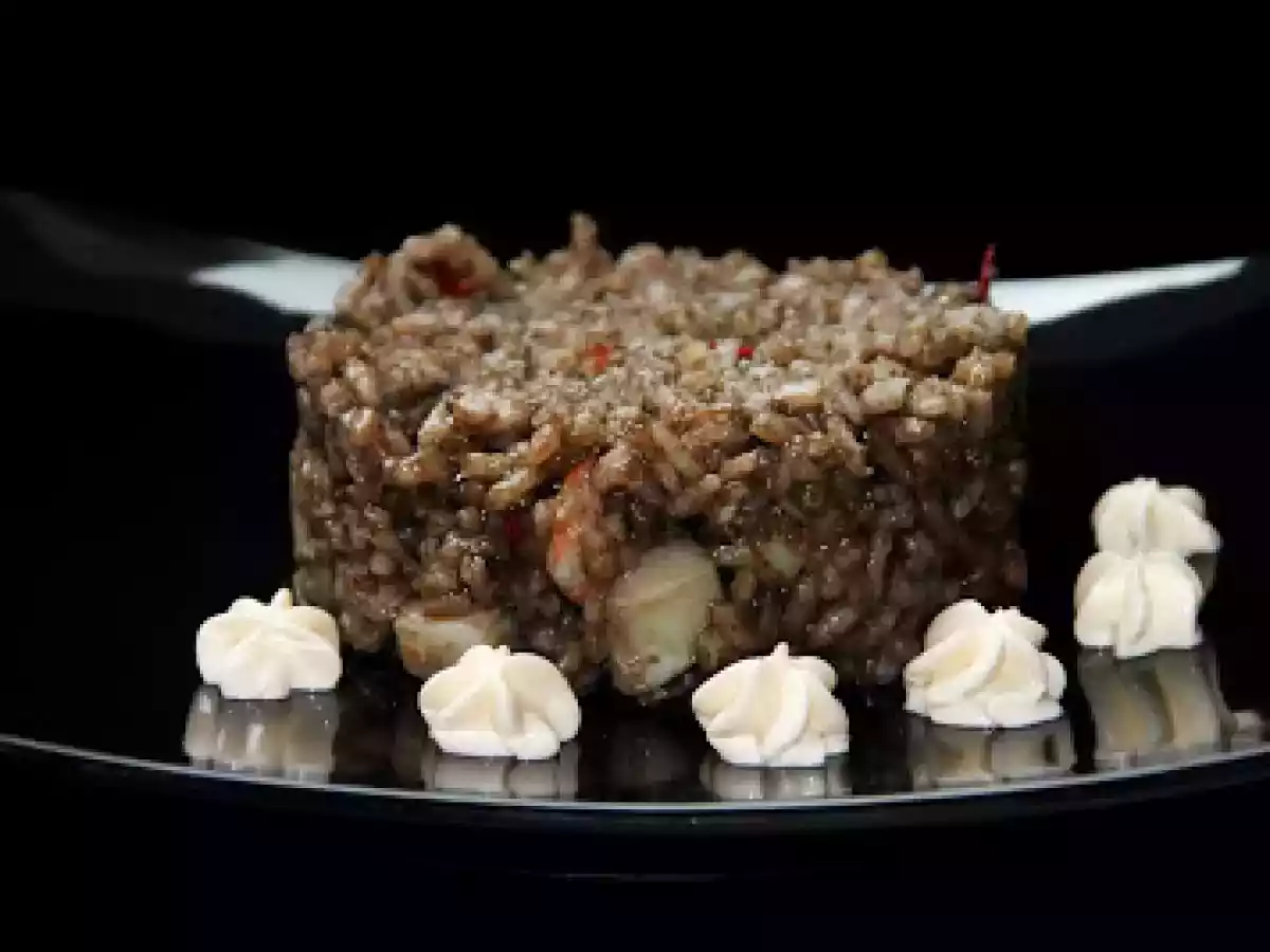 Arroz negro con alioli