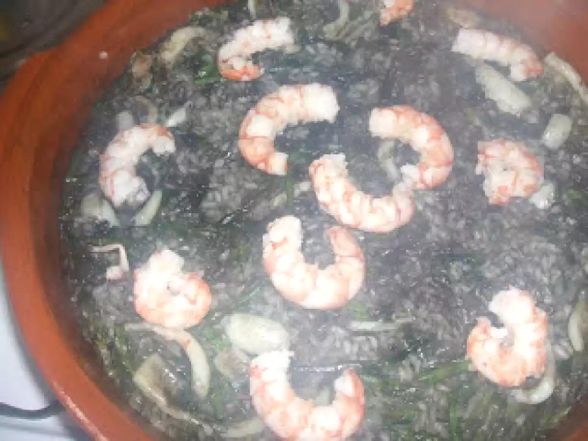 Arroz negro con calamares, gambones y trigueros.