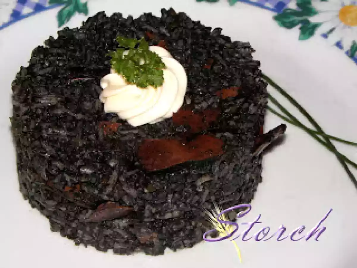 Arroz negro con calamares y alioli