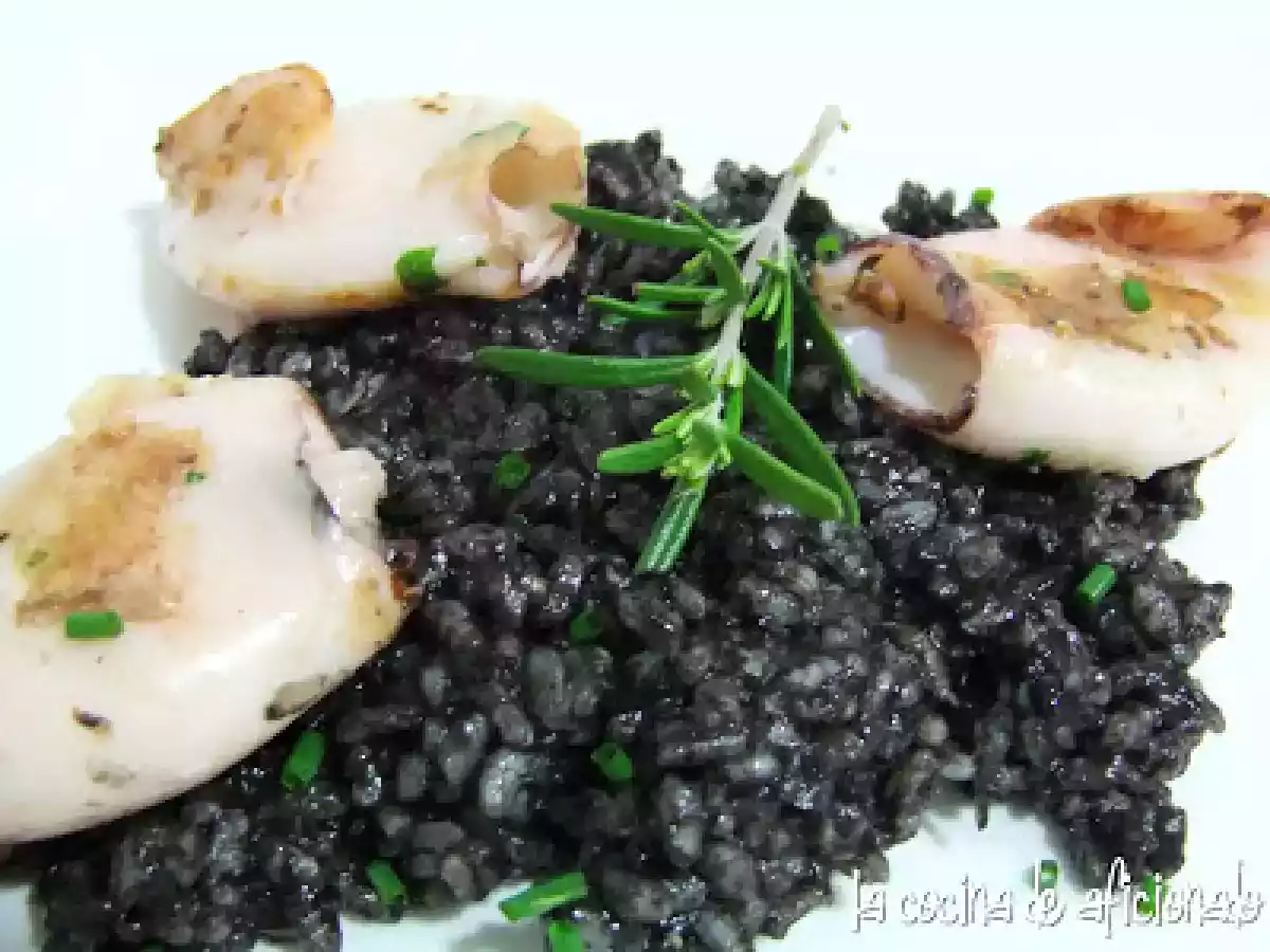 Arroz negro con chipirones