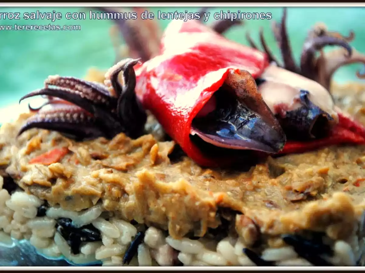 Arroz salvaje con hummus de lentejas y chipirones.