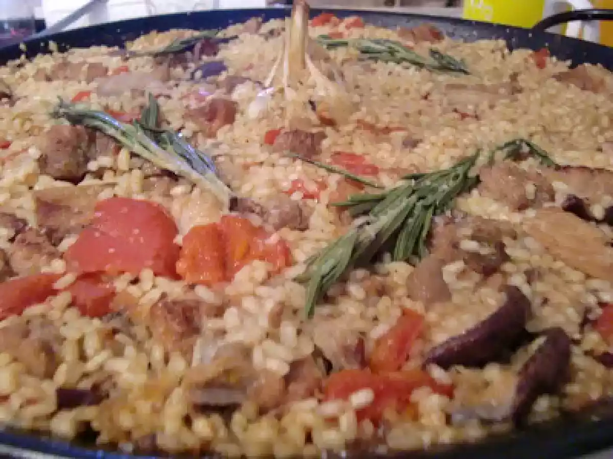 Arroz seco con cerdo, setas y romero