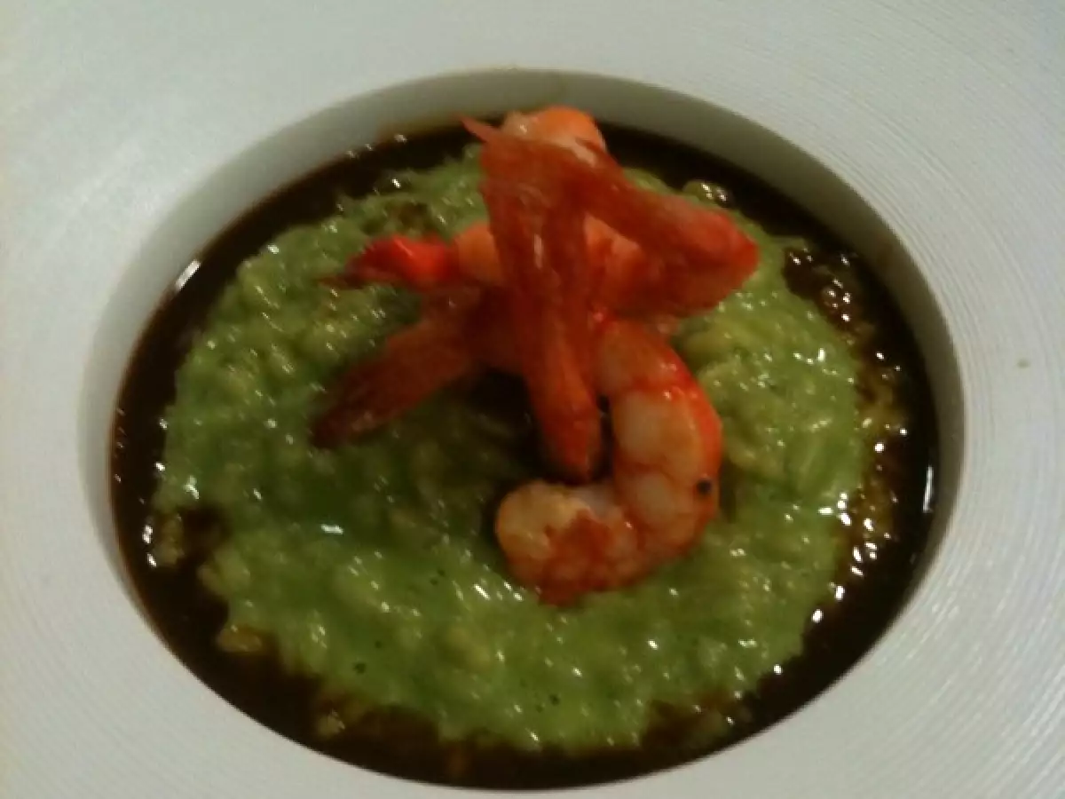 Arroz verde con gambas salteadas