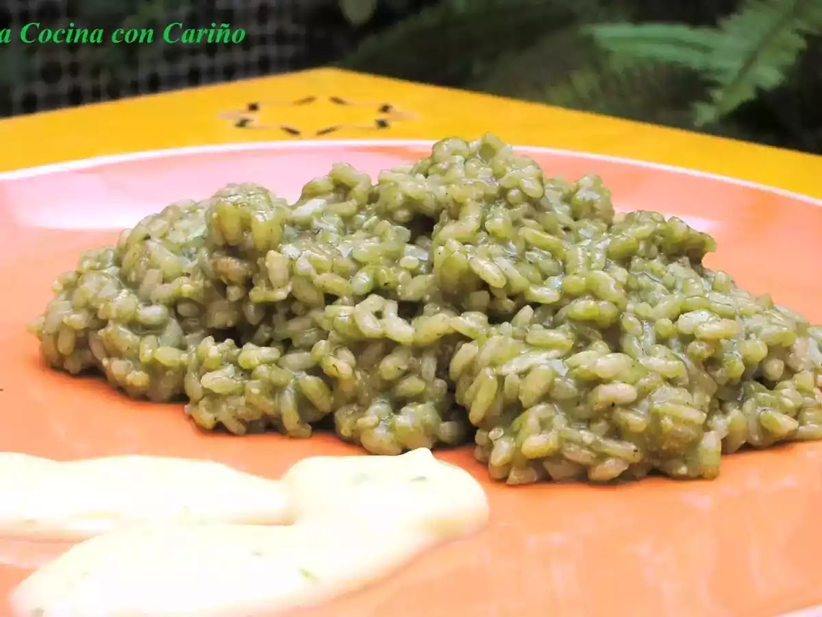Arroz verde cremoso o rissotto verde con espinacas y guisantes