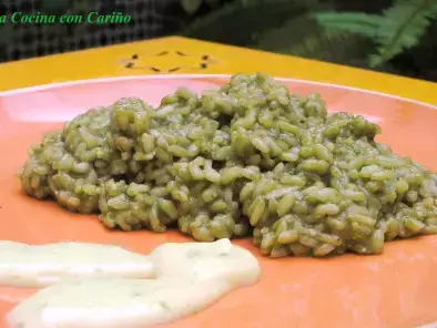 Arroz verde cremoso o rissotto verde con espinacas y guisantes