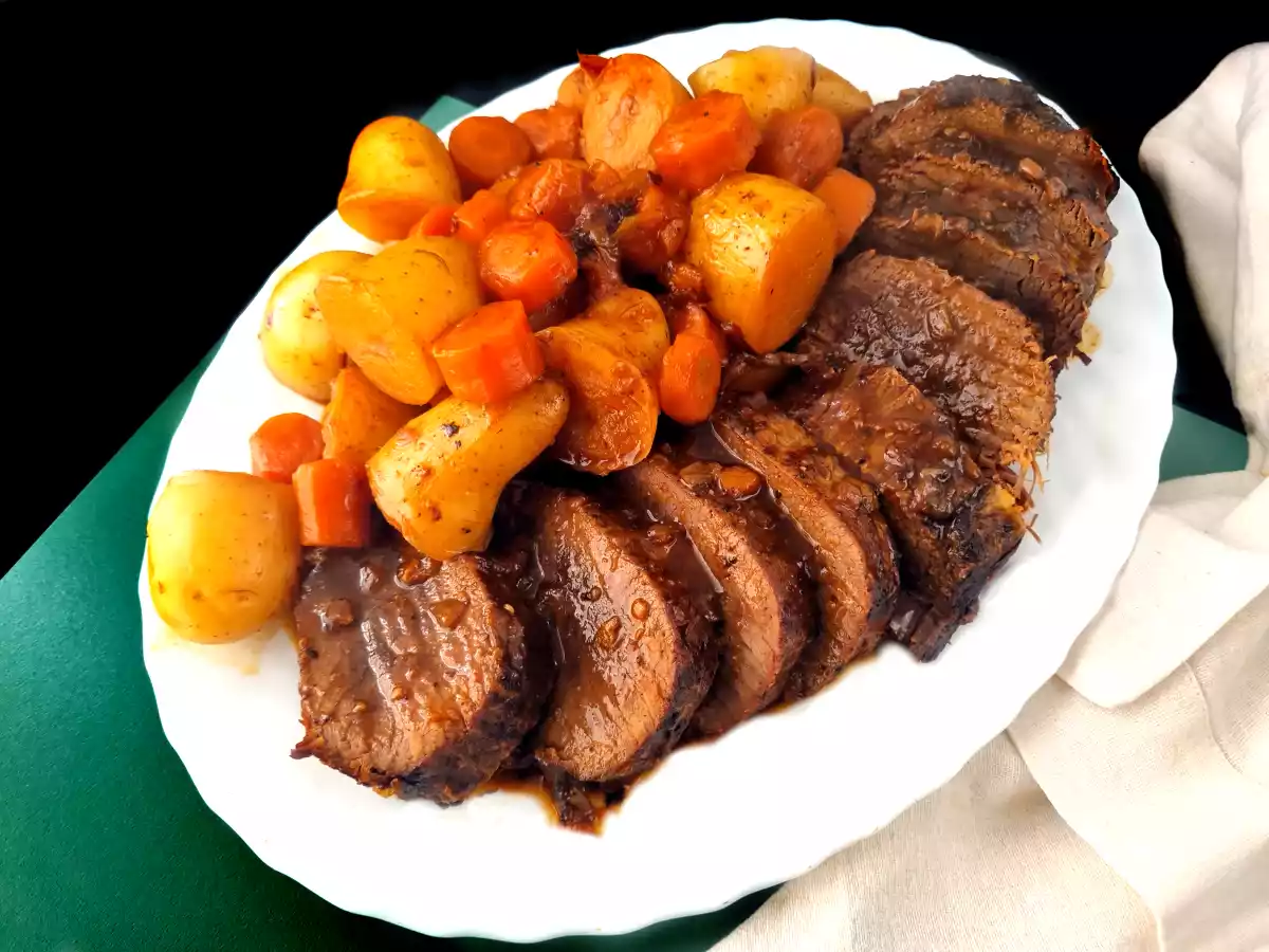 Asado de carne con patatas en olla rápida