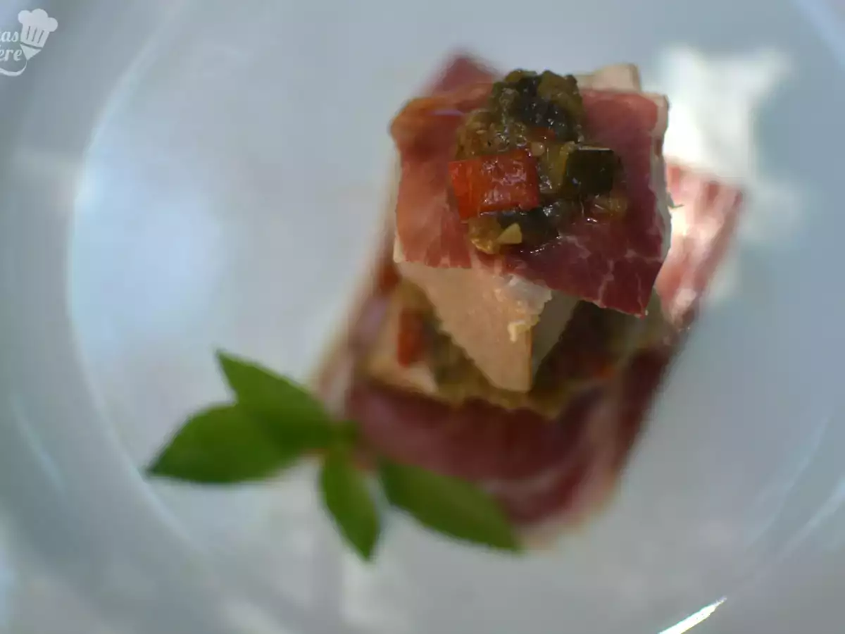 Atún a baja temperatura con jamón ibérico y pisto
