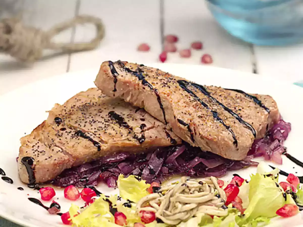 Atún a la parrilla con ensalada de gulas