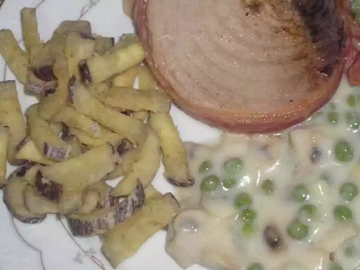 ATÚN ALBARDADO con guarnición de bastoncitos de berenjena y salsa de setas.