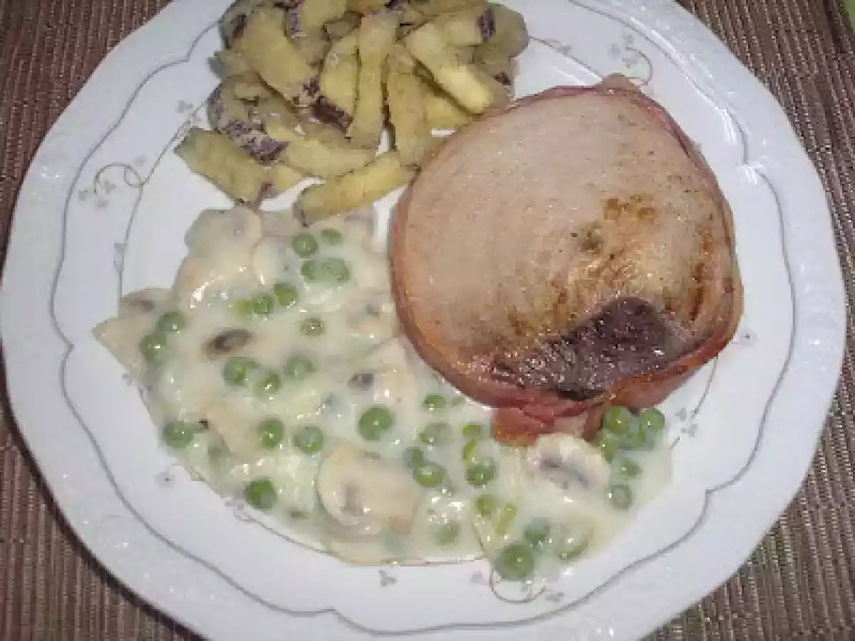 ATÚN ALBARDADO con guarnición de bastoncitos de berenjena y salsa de setas. - foto 2