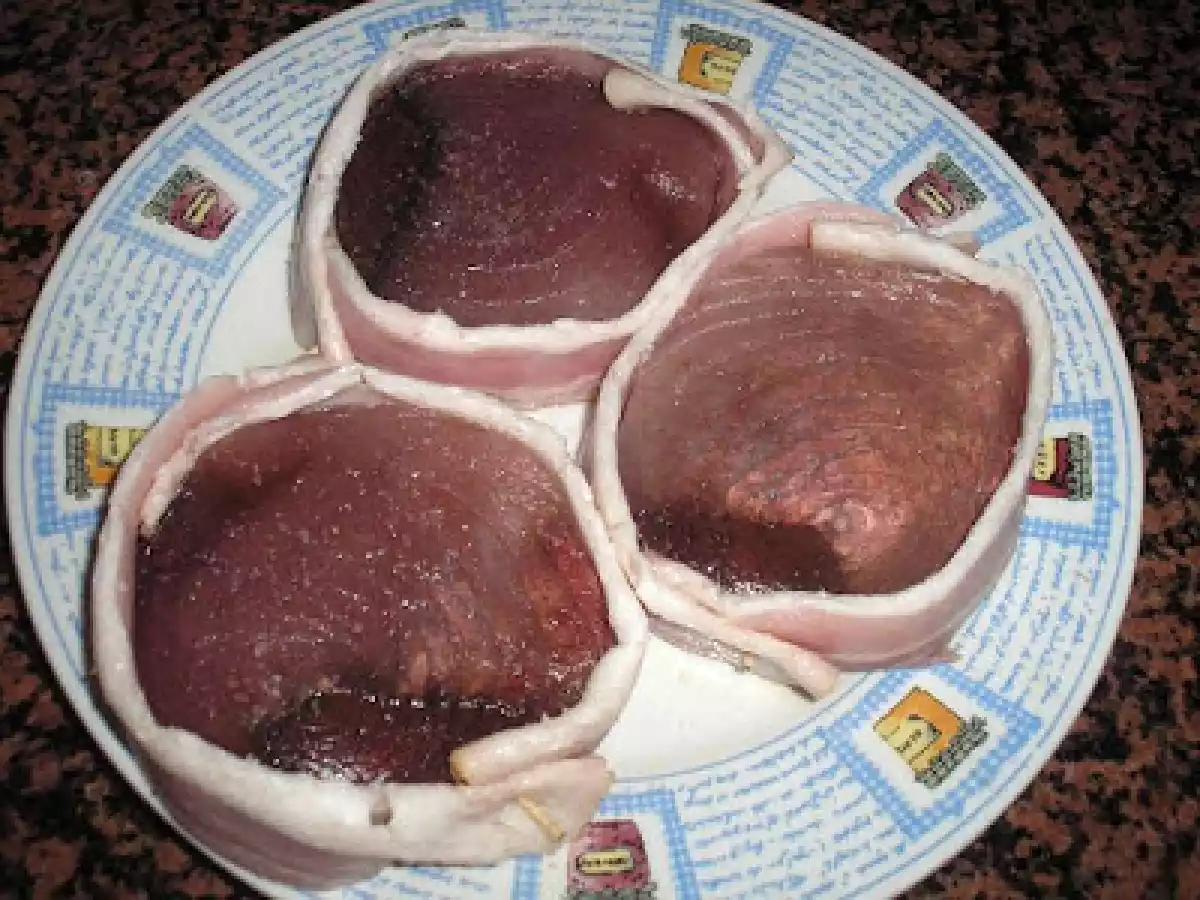 ATÚN ALBARDADO con guarnición de bastoncitos de berenjena y salsa de setas. - foto 3