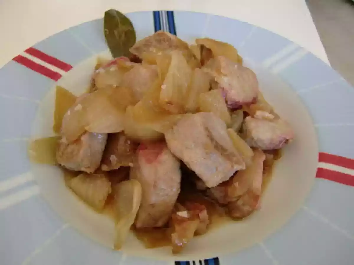 Atún encebollado
