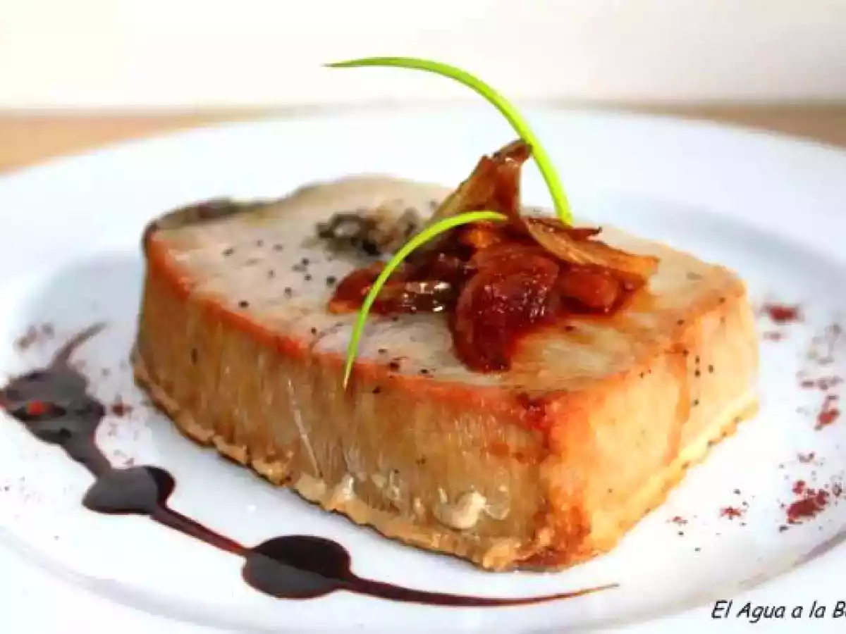 Atún sellado con sal gruesa perfumadas con algas y chalotas confitadas en vino