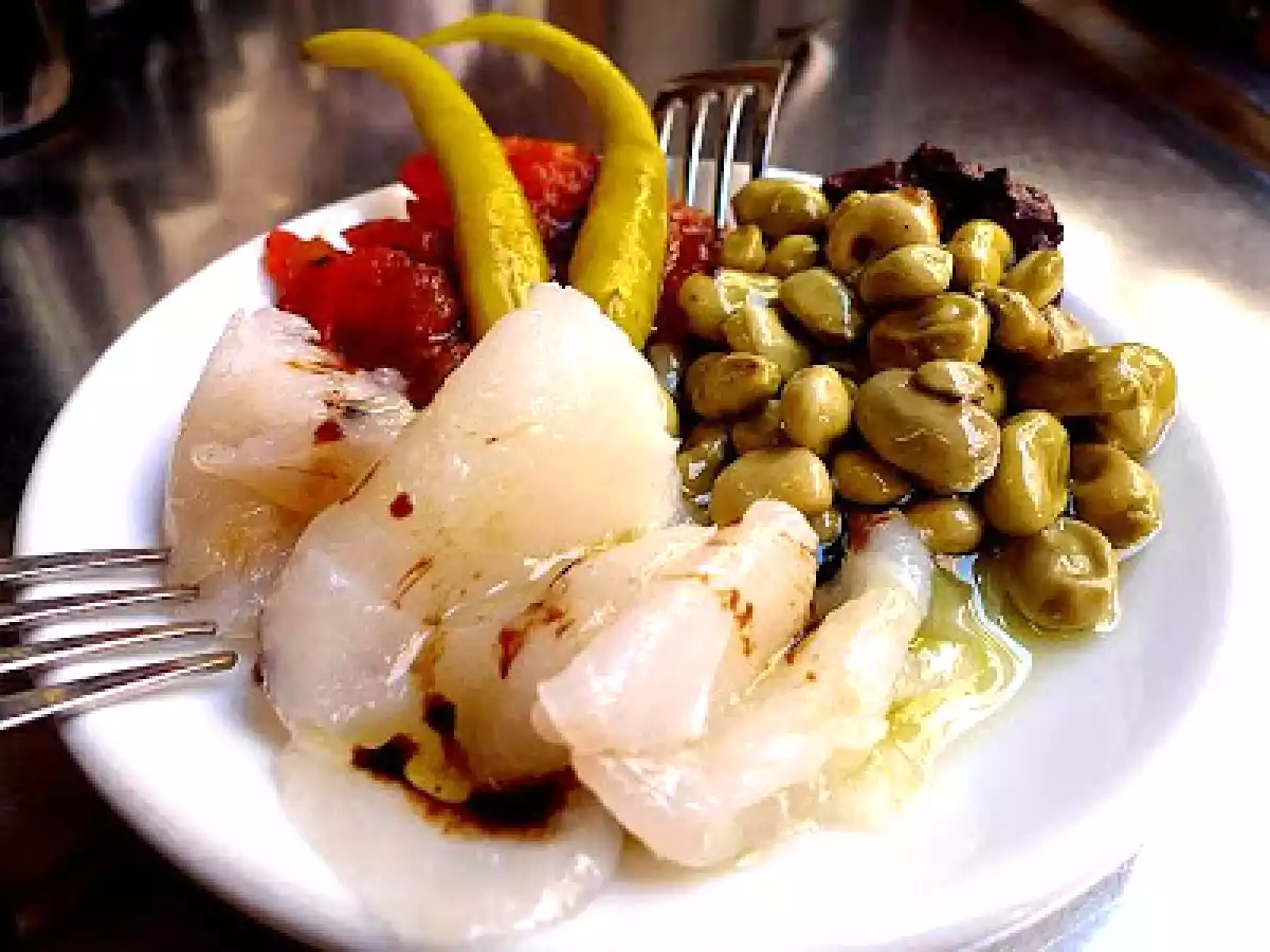 Bacalao ahumado con confitura de tomate y habitas baby