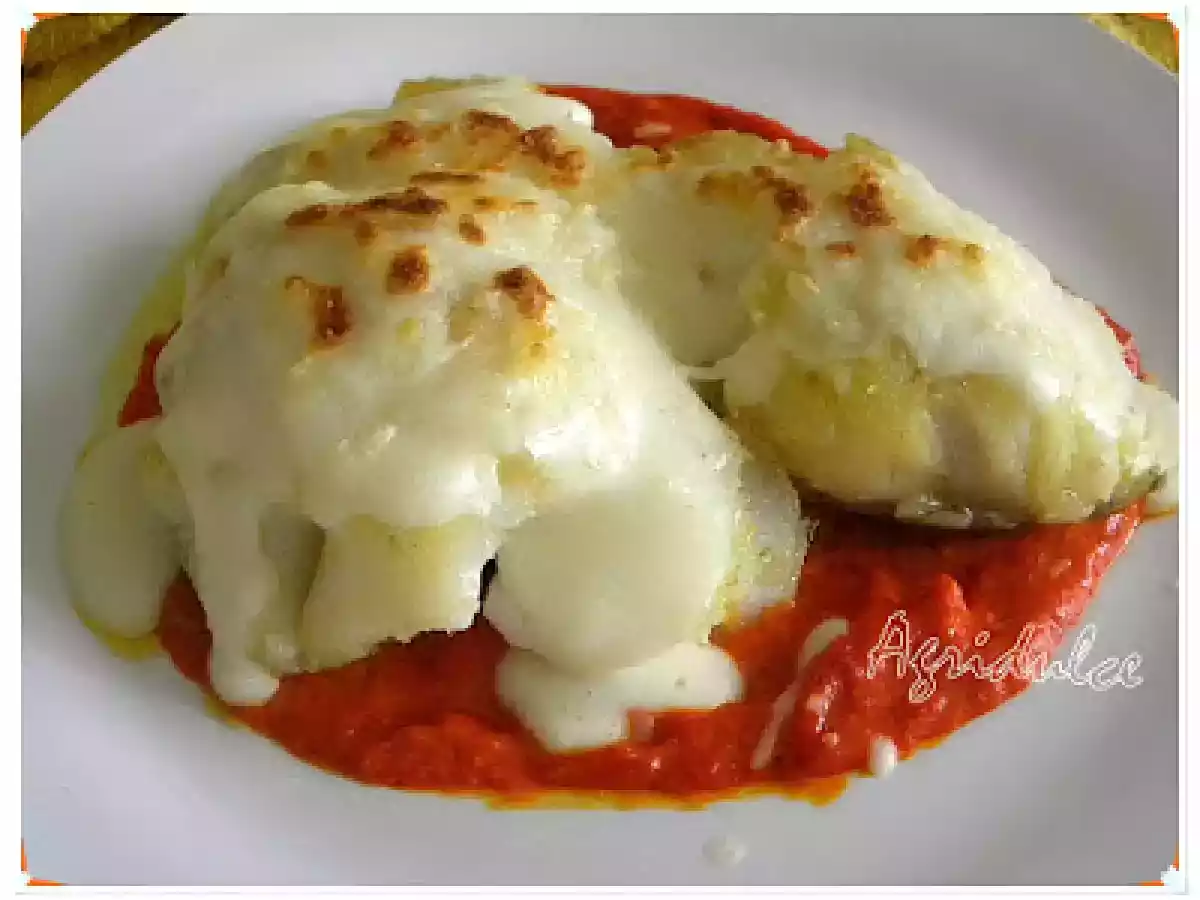 BACALAO CON BECHAMEL SOBRE SALSA DE PIMIENTOS