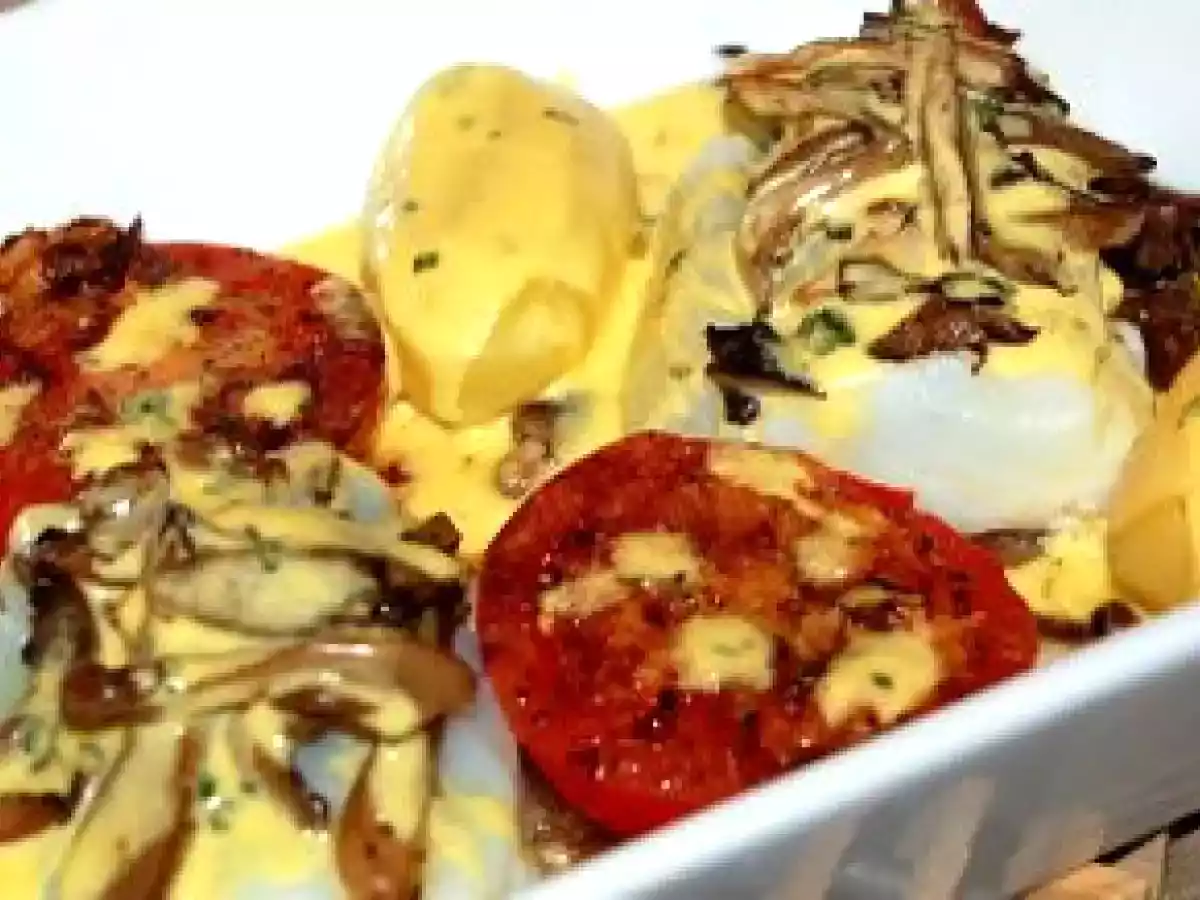 Bacalao con cebolla confitada, setas y salsa de estragón