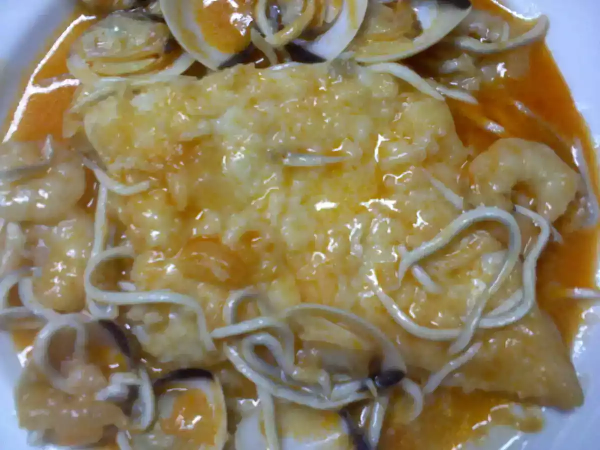 Bacalao con gulas almejas y gambas