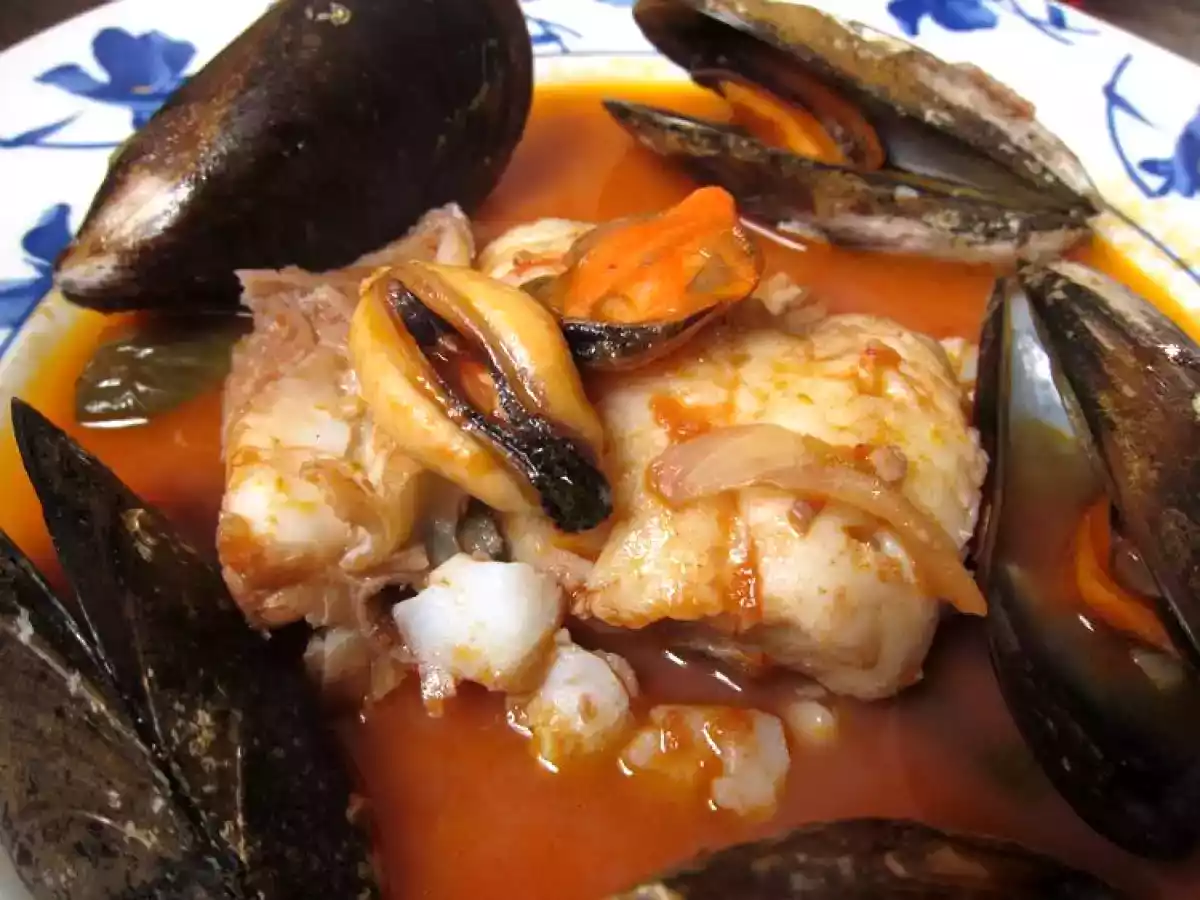 Bacalao con mejillones en salsa picante.