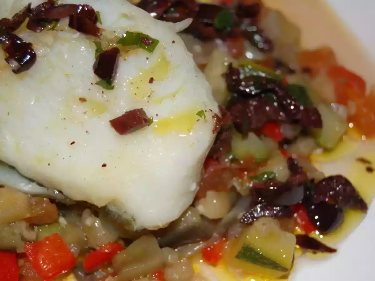Bacalao con pisto y salsa de olivas negras