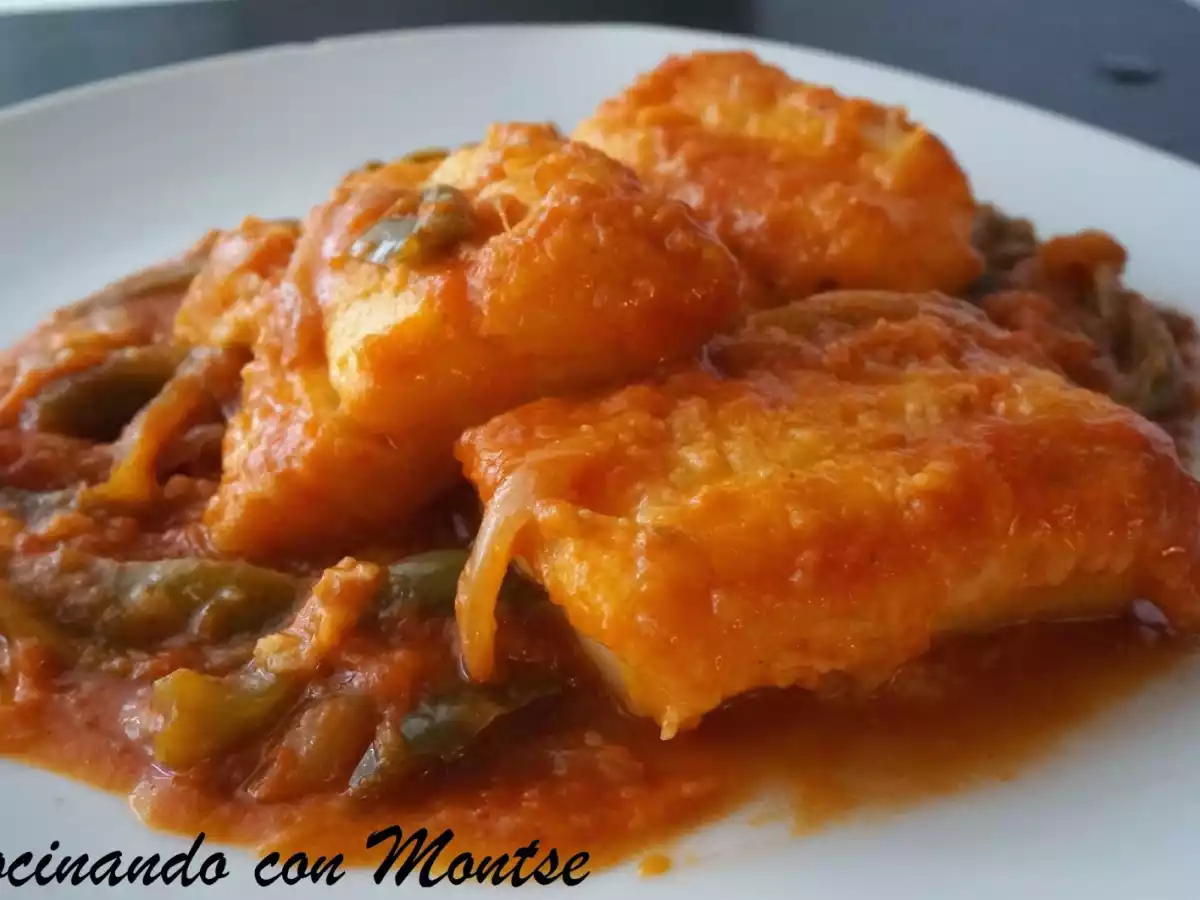 Bacalao con tomate, cebolla y pimientos