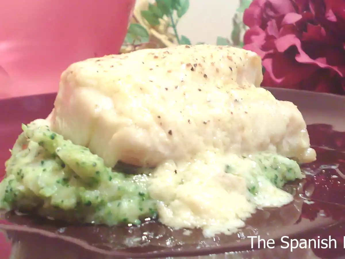 Bacalao confitado. falsa holandesa. pure de brocoli.