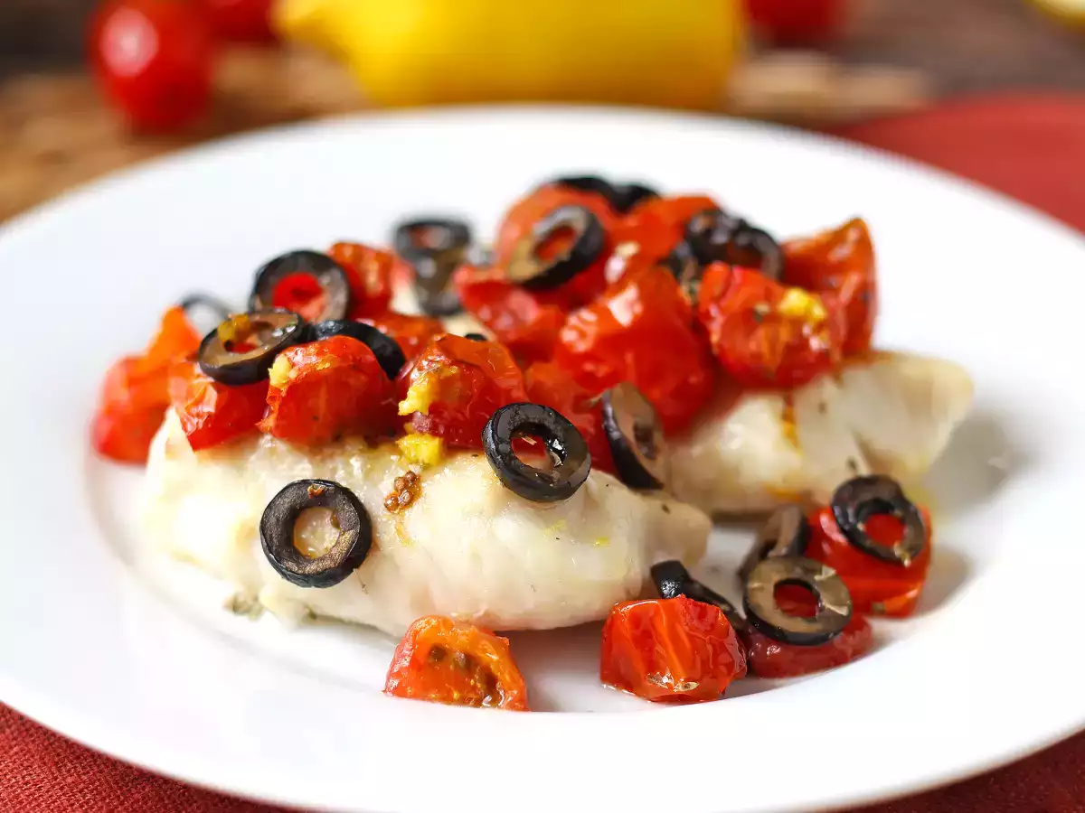 Bacalao en freidora de aire con tomates cherry, aceitunas y limón: receta ligera y rápida - foto 2
