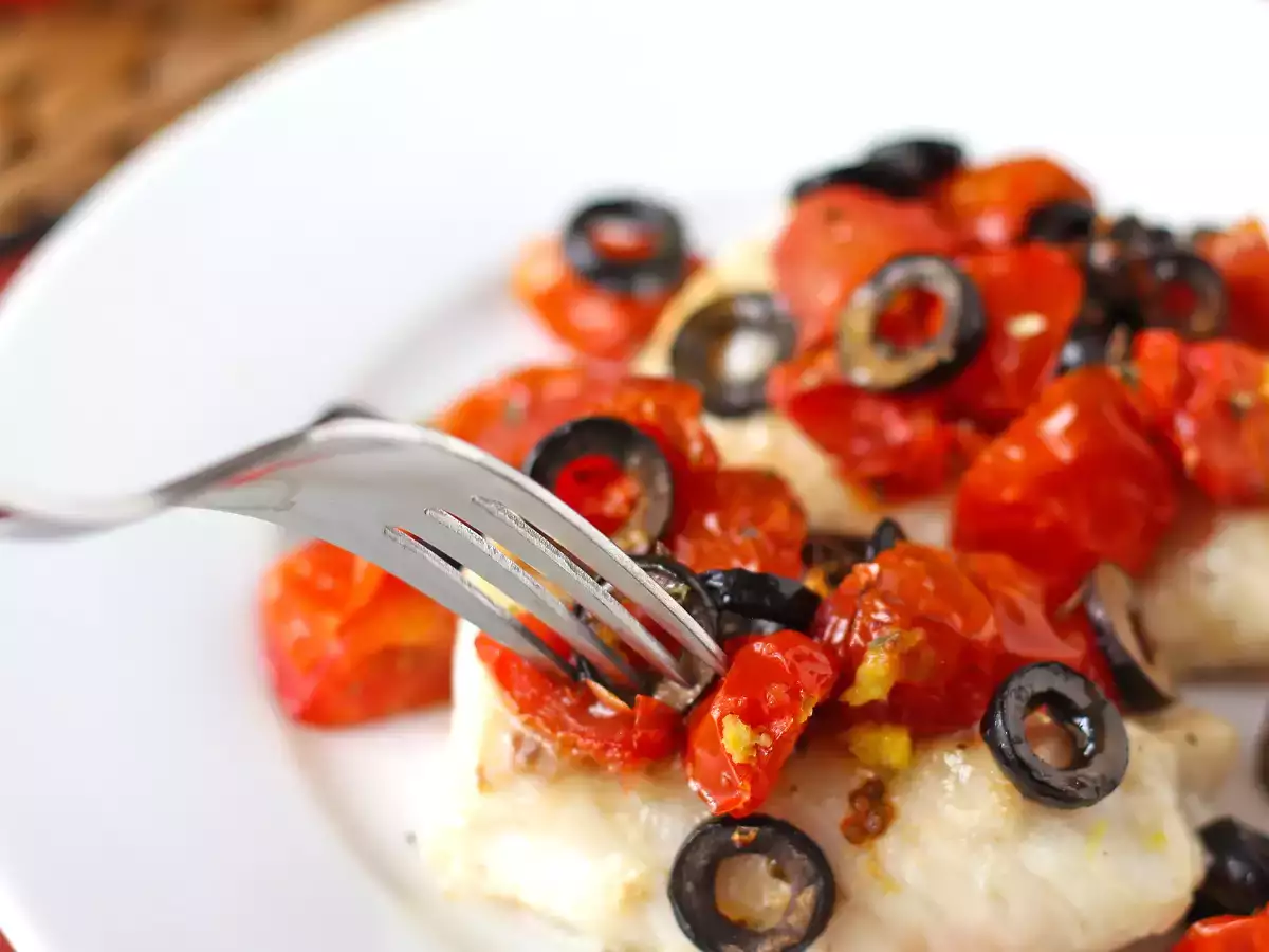 Bacalao en freidora de aire con tomates cherry, aceitunas y limón: receta ligera y rápida - foto 3