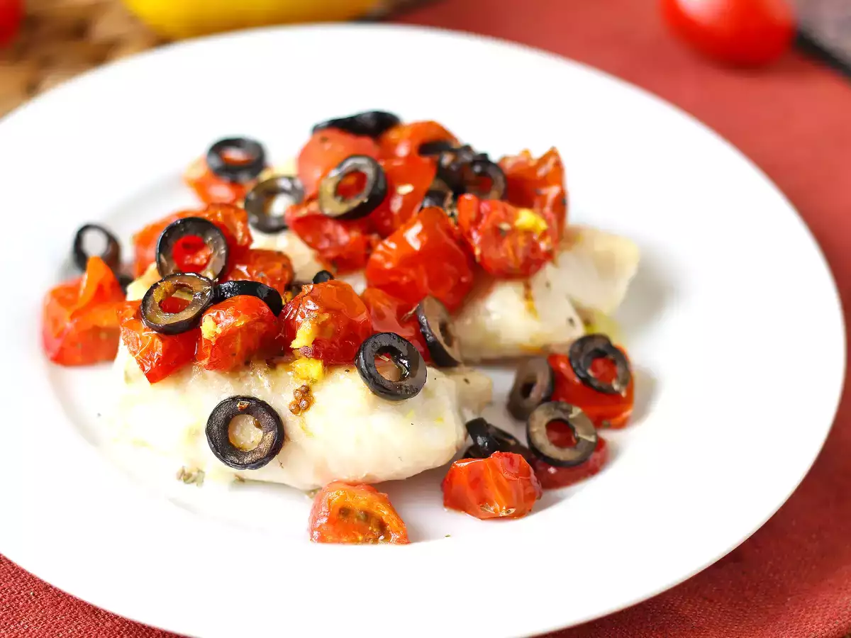 Bacalao en freidora de aire con tomates cherry, aceitunas y limón: receta ligera y rápida - foto 4