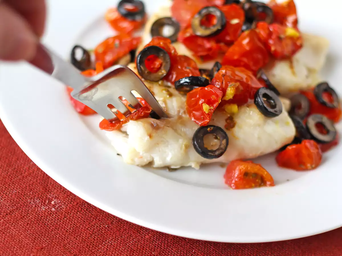 Bacalao en freidora de aire con tomates cherry, aceitunas y limón: receta ligera y rápida - foto 5