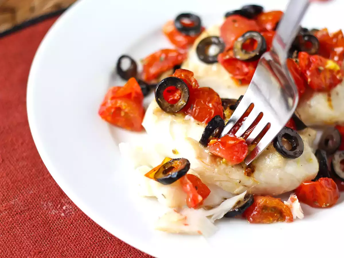 Bacalao en freidora de aire con tomates cherry, aceitunas y limón: receta ligera y rápida - foto 8