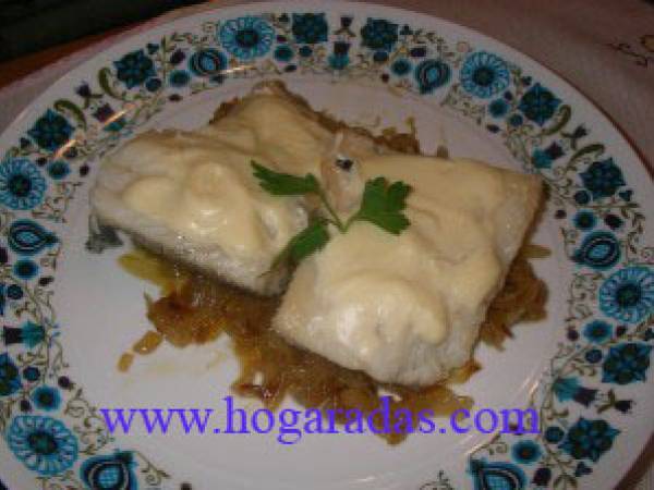 Bacalao sobre cama de cebolla caramelizada y con mayonesa de ajo