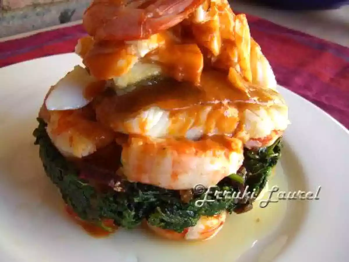 Bacalao sobre espinacas y gambones con salsa americana