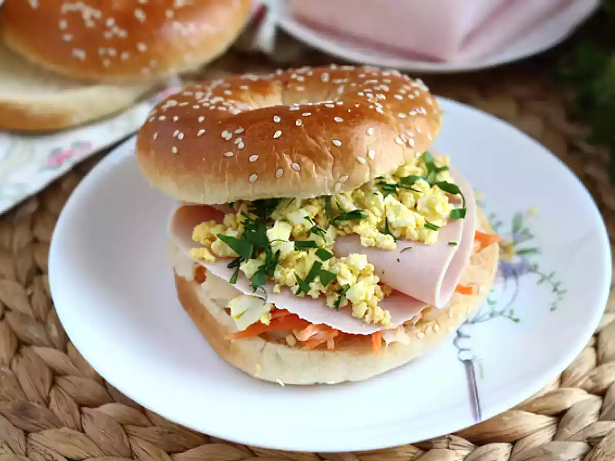 Bagel con pechuga de pavo, ensalada y huevo