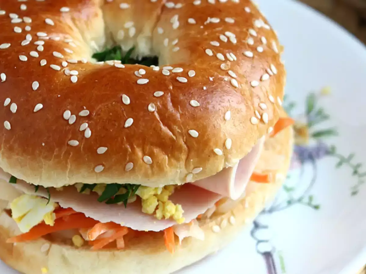 Bagel con pechuga de pavo, ensalada y huevo - foto 3
