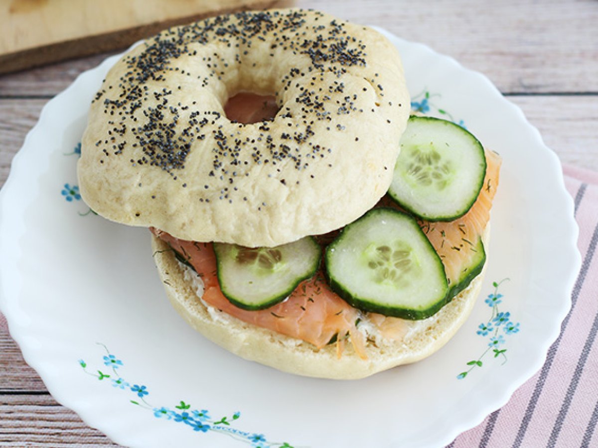 Bagel de salmón, pepino y queso Receta Petitchef