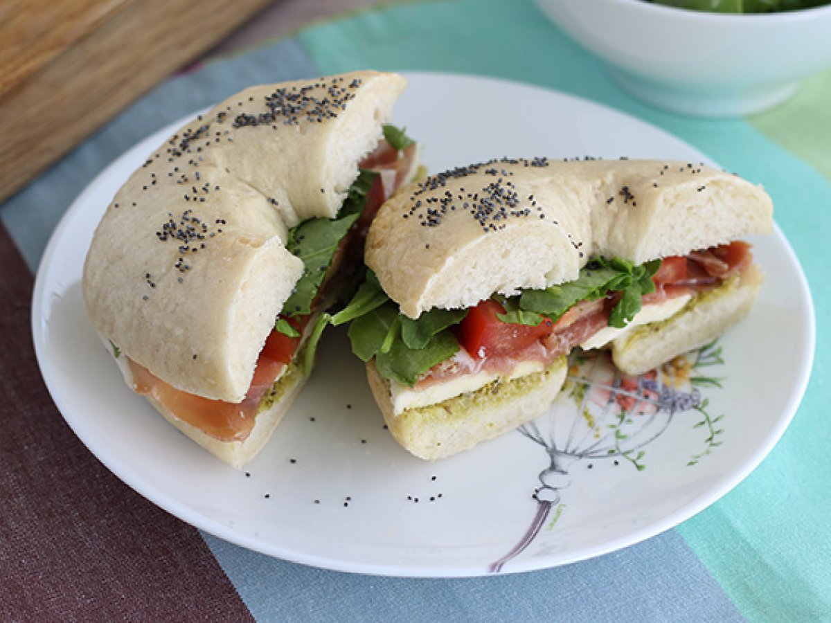 Bagel italiano con pesto y mozzarella Receta Petitchef