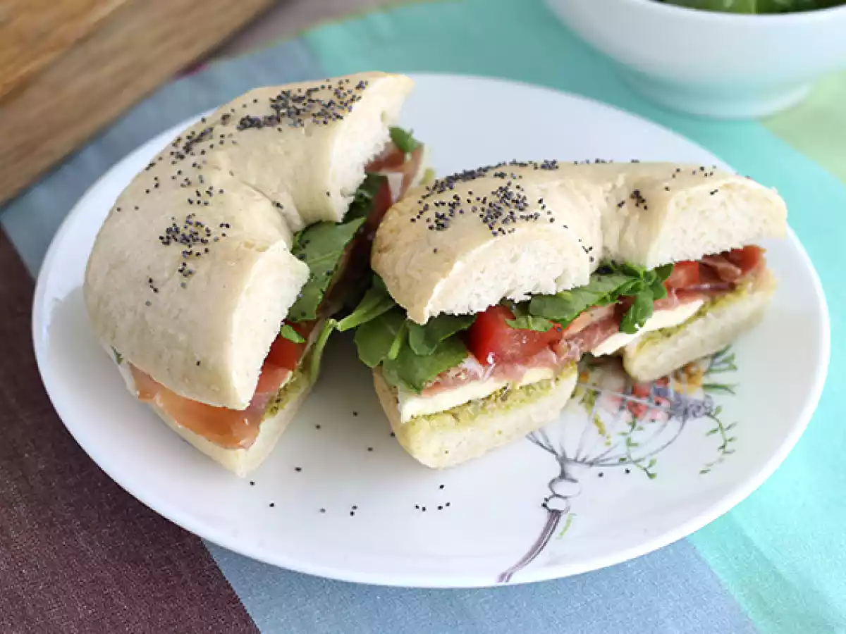 Bagel italiano con pesto y mozzarella