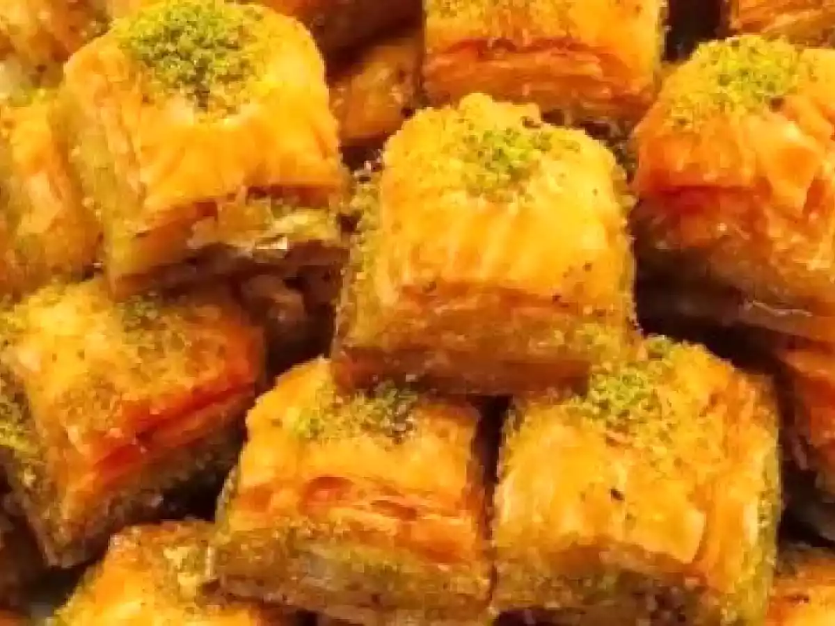 Baklava con nueces, almendras, pistachos y rosa